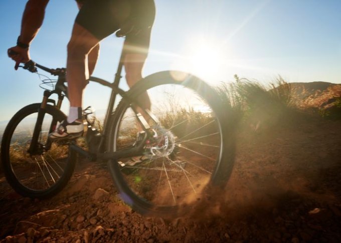 Mężczyzna jeździ na rowerze w terenie z pomocą nawigacji GPS