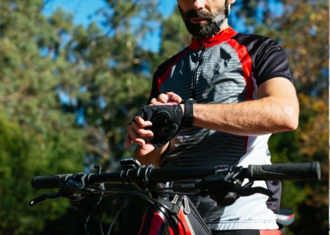 Mężczyzna sprawdza swoje wyniki na zegarku rowerowym Garmin