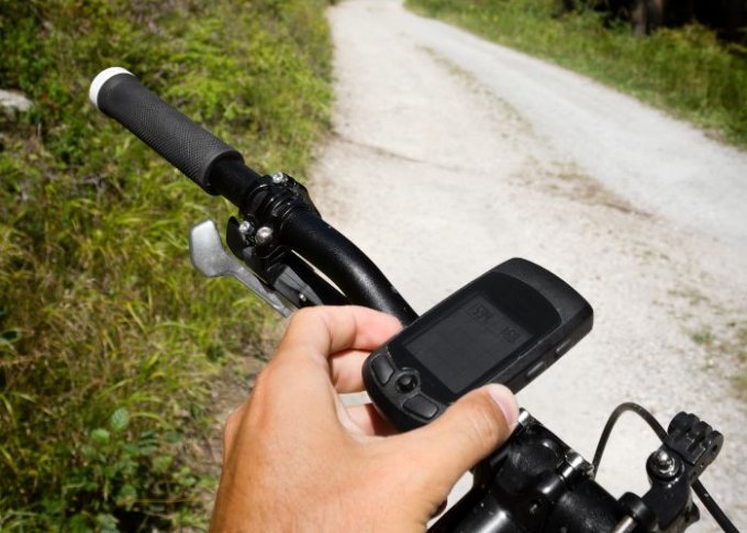 Mężczyzna używa na rowerze nawigacji rowerowej Garmin