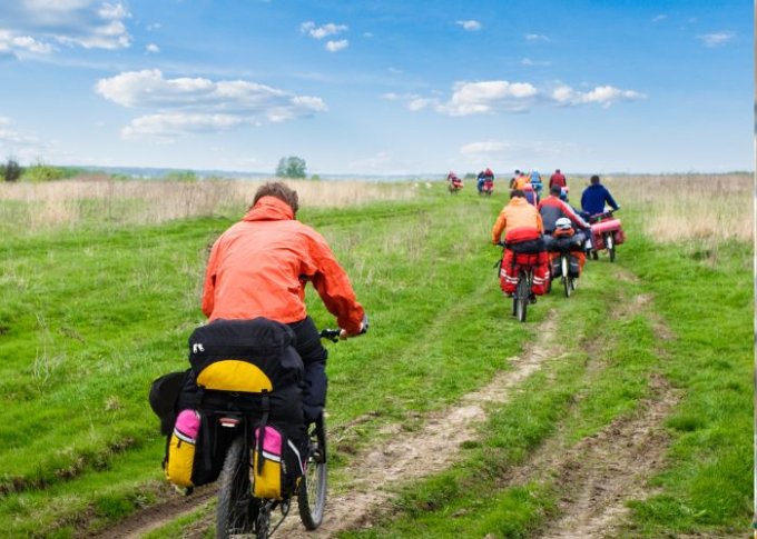 Rowerzyści podczas wyprawy rowerowej wyposażeni w sakwy i torby rowerowe